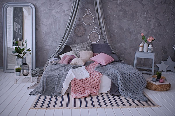 ترکیب صورتی با رنگ خنثی طوسی در اتاق خواب