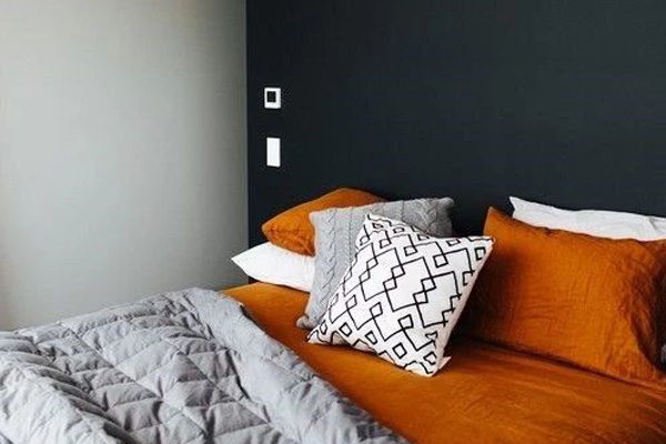 ترکیب رنگی زیبا برای دکوراسیون نارنجی اتاق خواب با مشکی