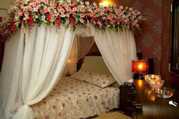 تزیین تخت خواب با گل آرایی
