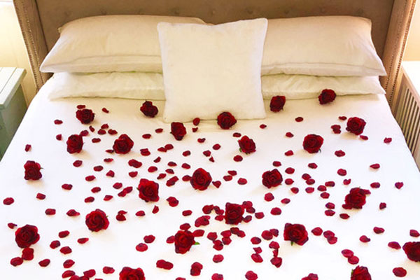 تزیین تخت خواب با گلبرگ