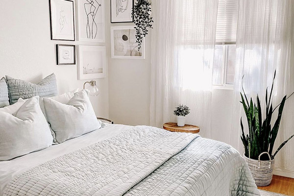 استفاده از پرده و رو تختی های سفید رنگ لازمه ساخت یک دکوراسیون اتاق خواب ساده و شیک است!