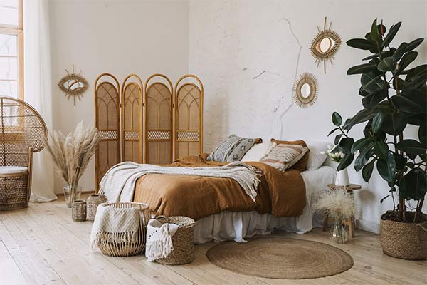 کفپوش چوبی و دیوار های سفید، آخرین و جذاب ترین راهکار برای دکوراسیون اتاق خواب ساده و شیک است!